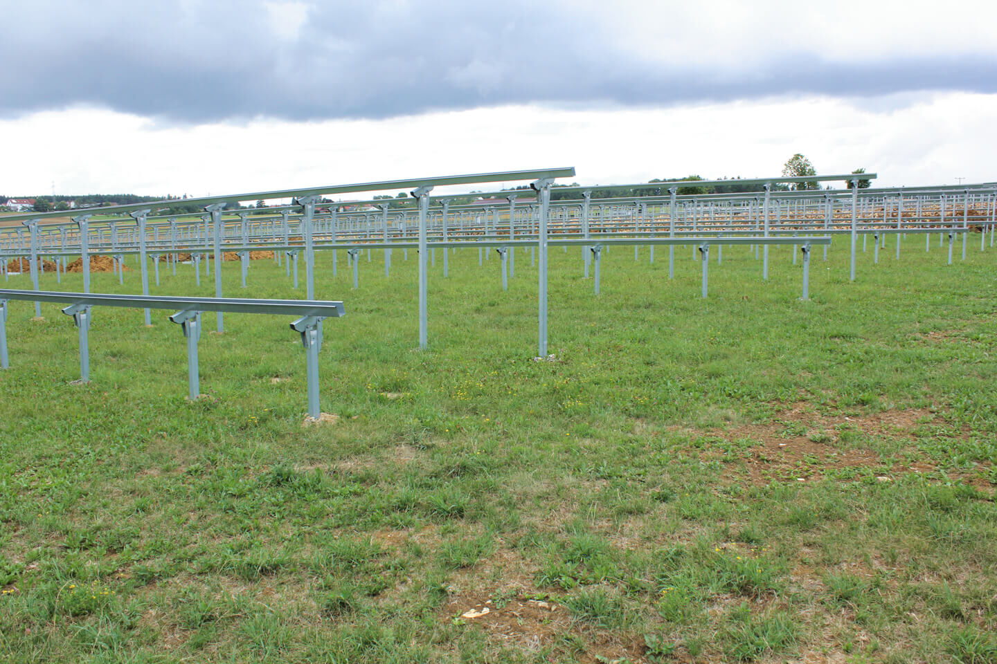 Solaranlage mit Solarmodul, Solarpanel, Solarzelle und Laderegler wird auf Wiese errichtet