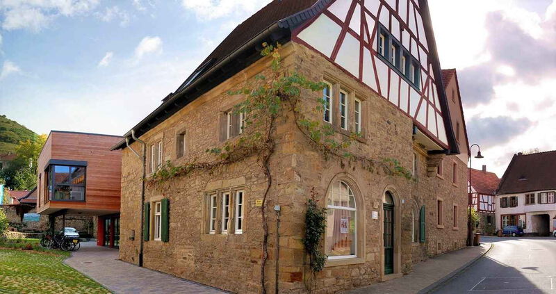 Bürogebäude, altes Fachwerkhaus mit neuem Anbau