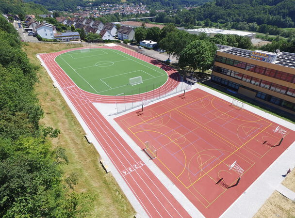 Sportanlage mit zwei großen Sportfeldern und Laufbahn
