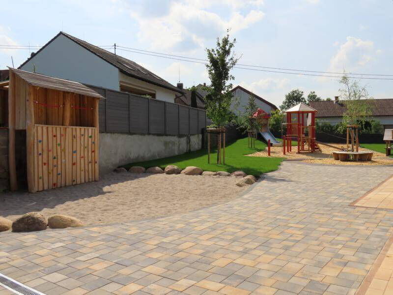 Kindergarten Spielplatz mit Kletterwand und Sandfläche